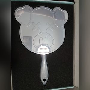 Pig mirror